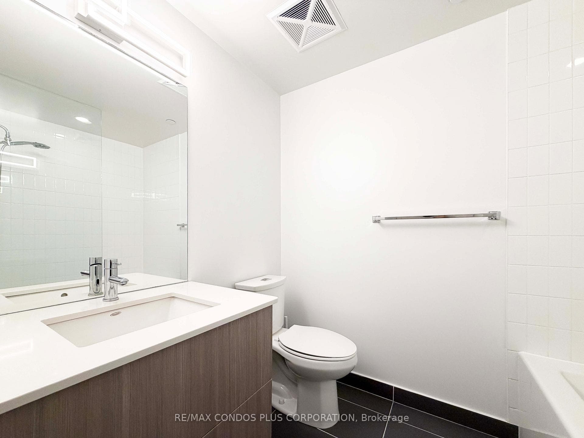 210 Simcoe Street Unit 2410 photo 11