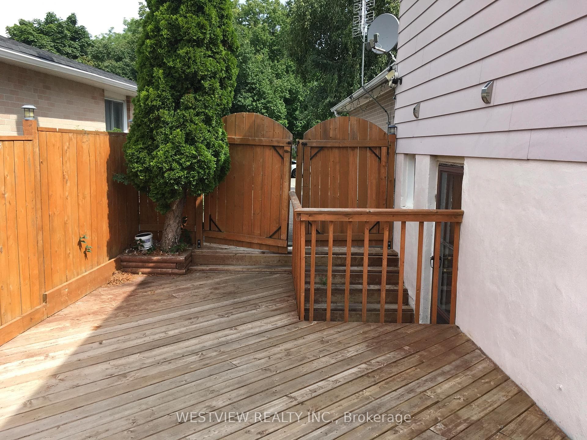 19 Coxworth Crescent photo 2