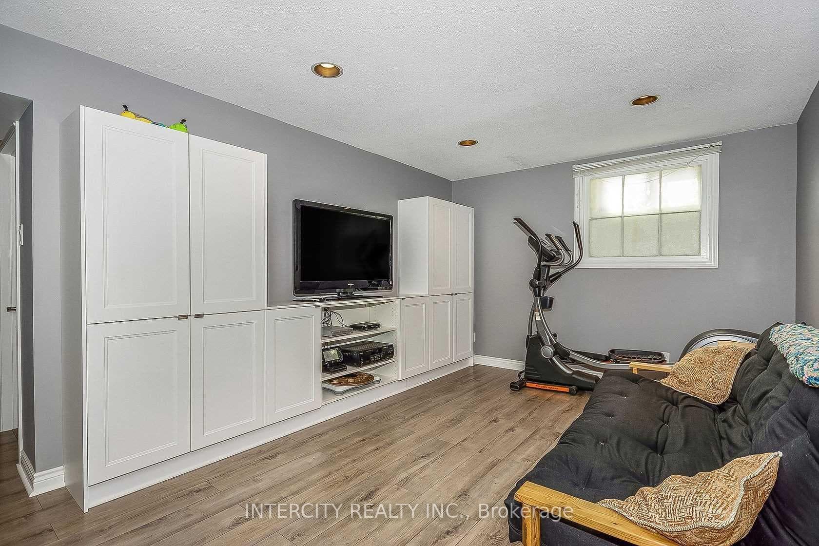 1404 Harmsworth Square photo 34