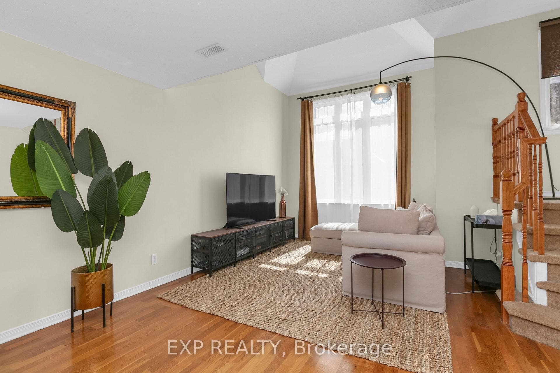 555 REARDON Private photo 12
