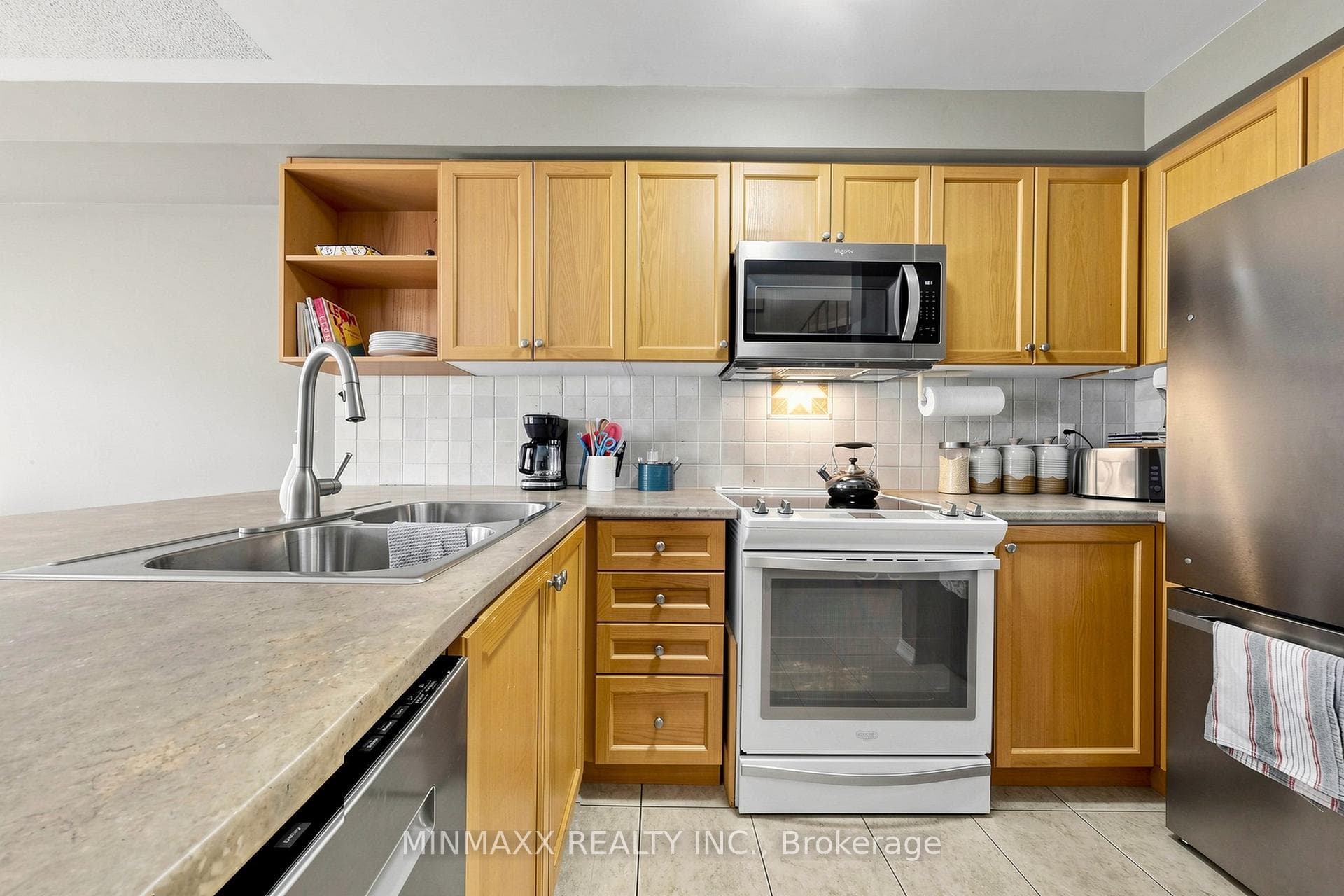 1164 CHAPMAN Crescent photo 8