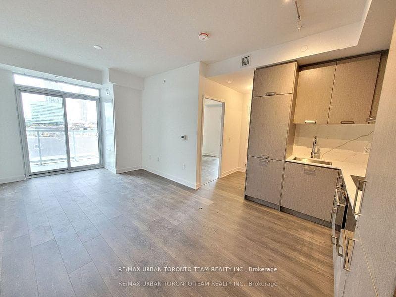 10 Honeycrisp Crescent Unit 702 photo 2