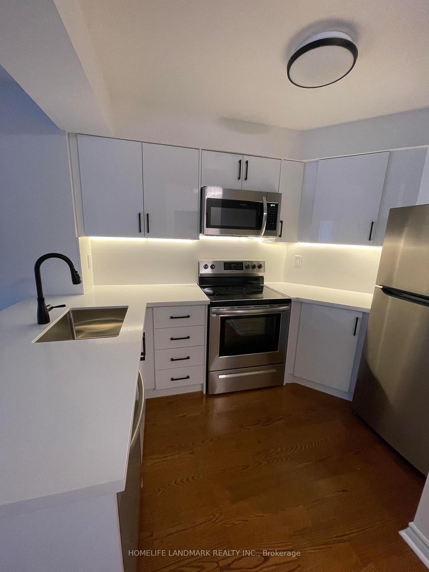 763 Bay Street Unit 301 photo 17