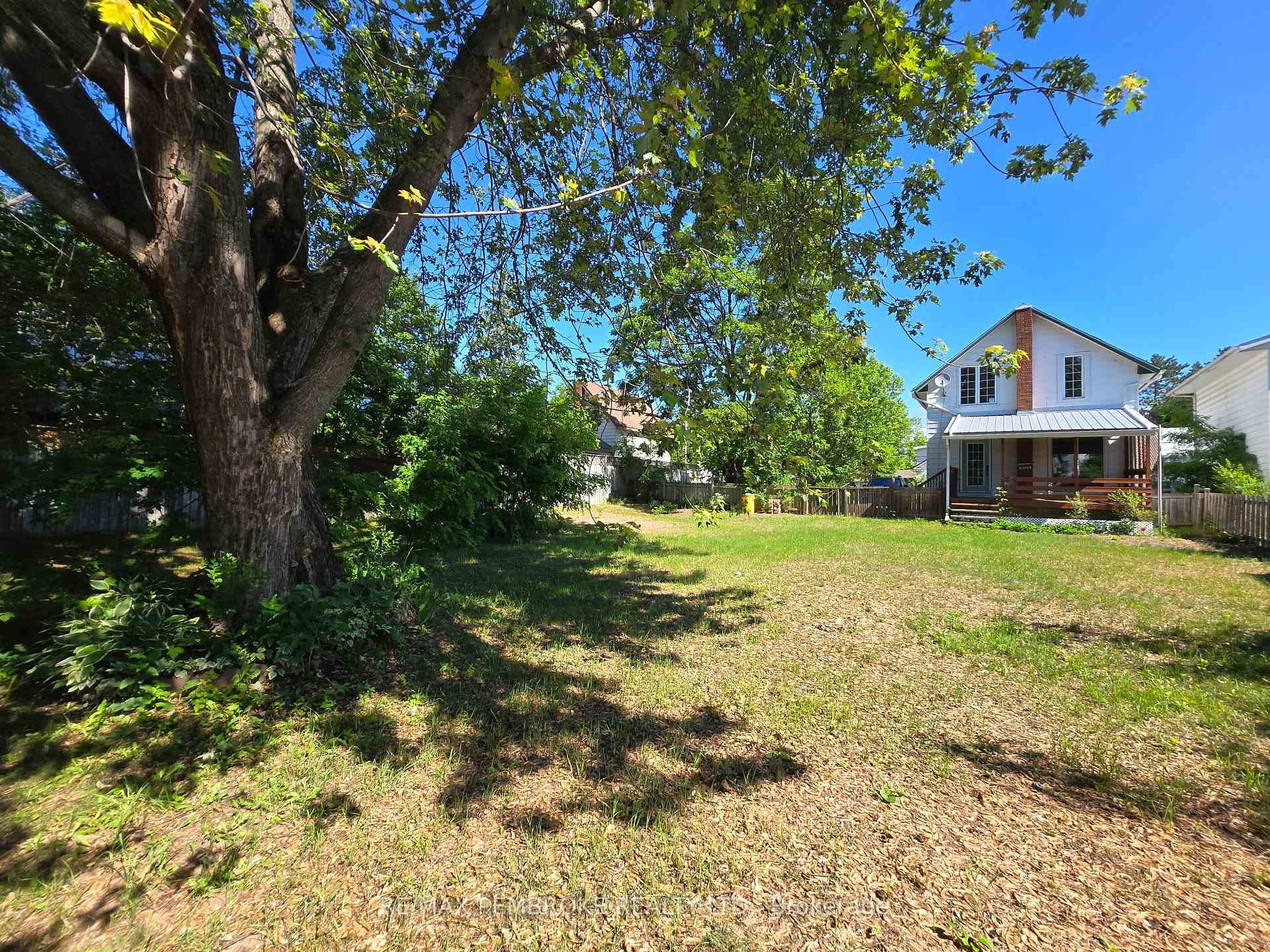 566 Perth Street photo 17