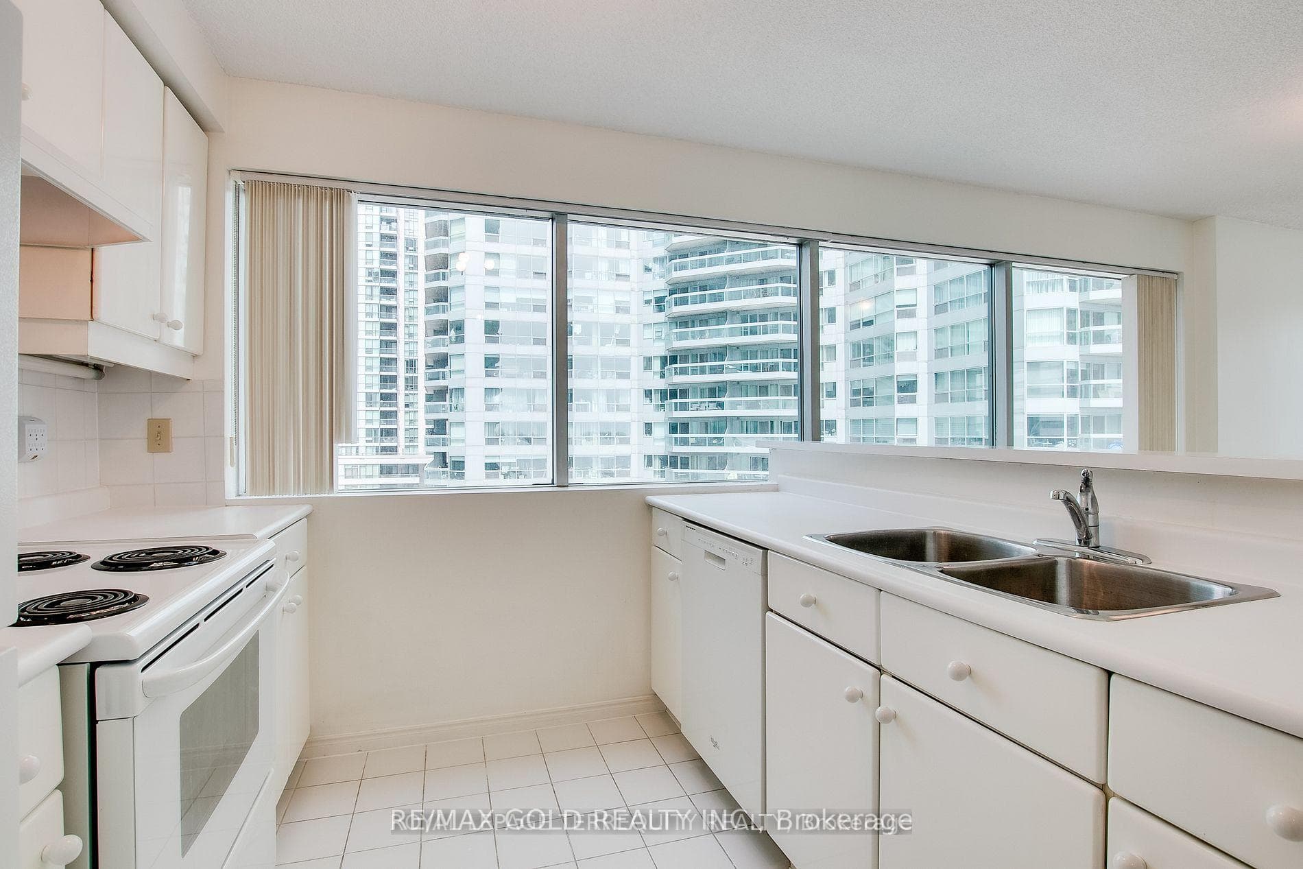 10 Queens Quay Unit 603 photo 4