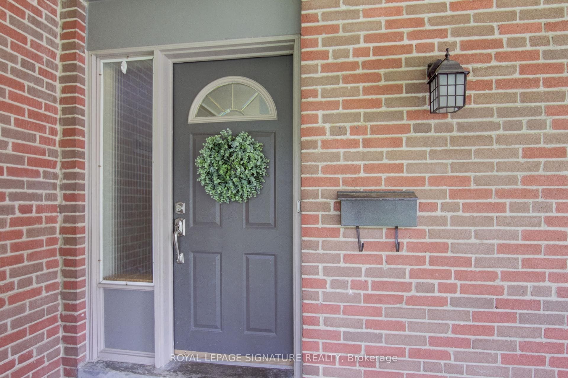 3373 Tallmast Crescent photo 2