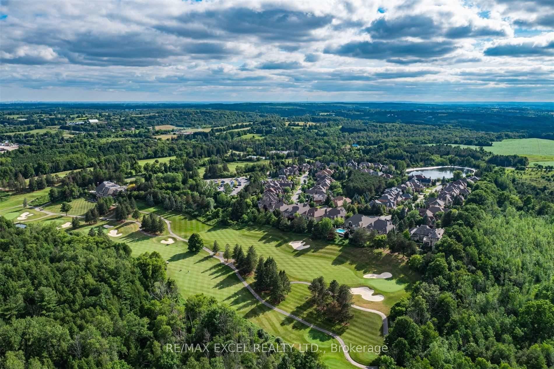 8 Country Club Drive photo 3