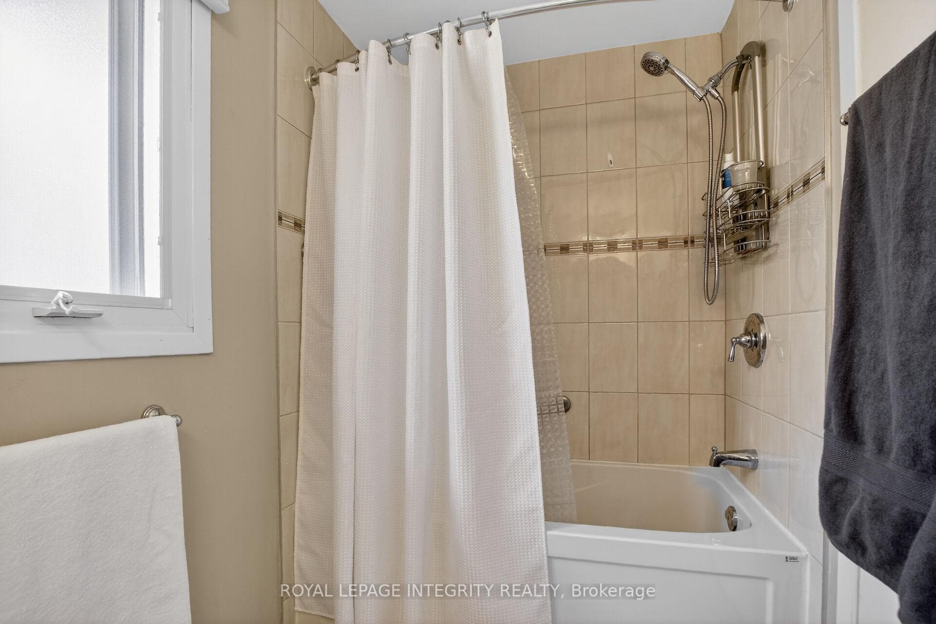 Main bath with tub