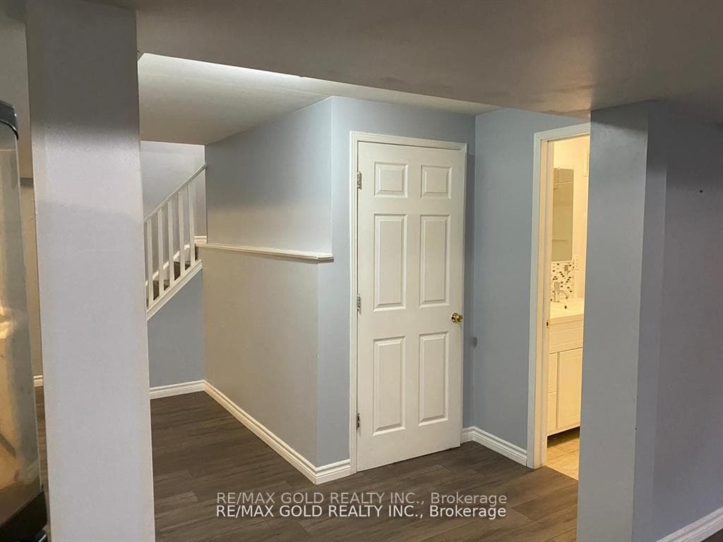 27 Middlecote Drive Unit Bsmt photo 24