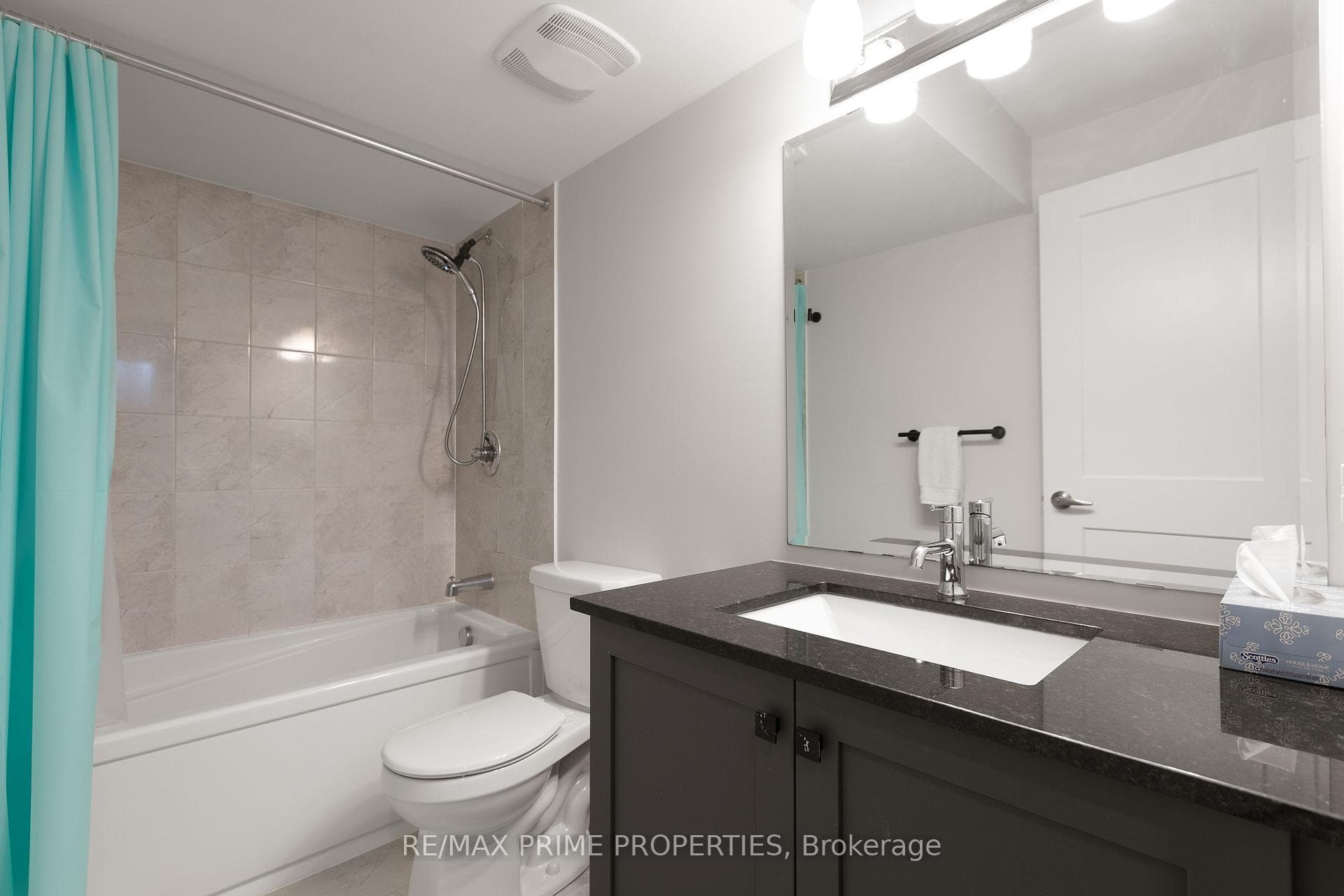 820 MERCIER Crescent photo 32