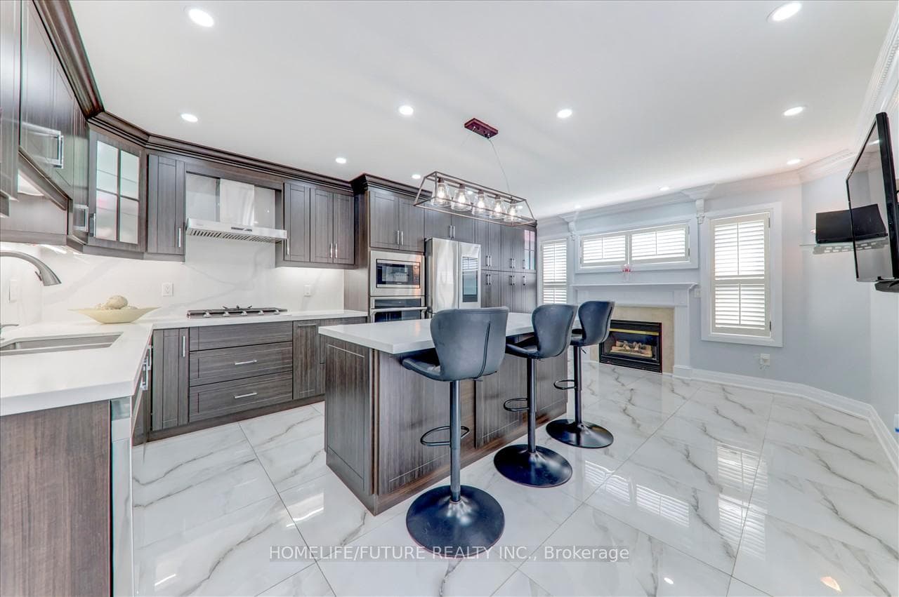 96 Booth Crescent photo 13