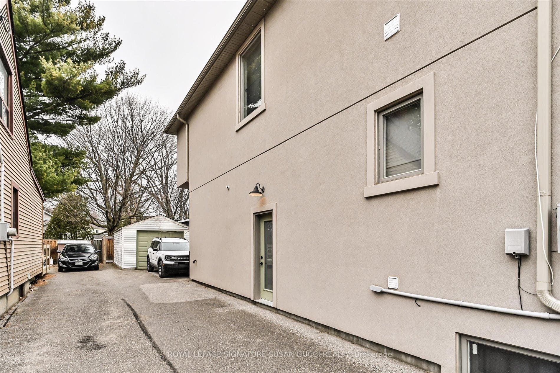 Extra-wide driveway, the size of 2 private drives