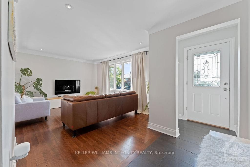 1679 GRASMERE Crescent photo 8