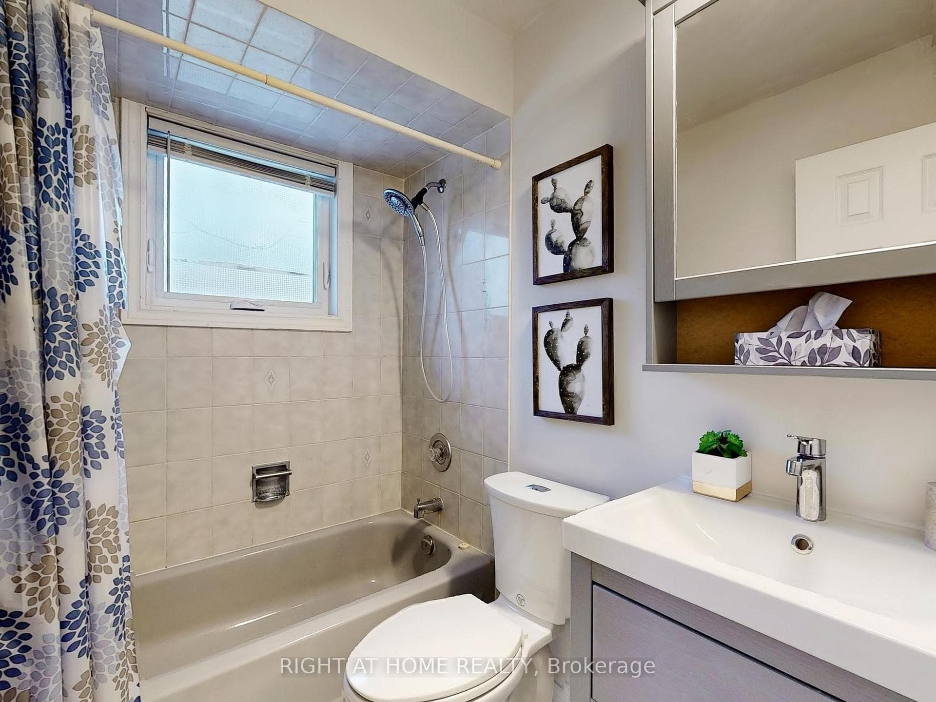 2353 Mowat Avenue photo 22