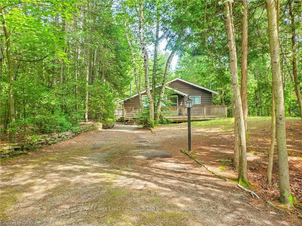 84 THOMPSON Avenue photo 1