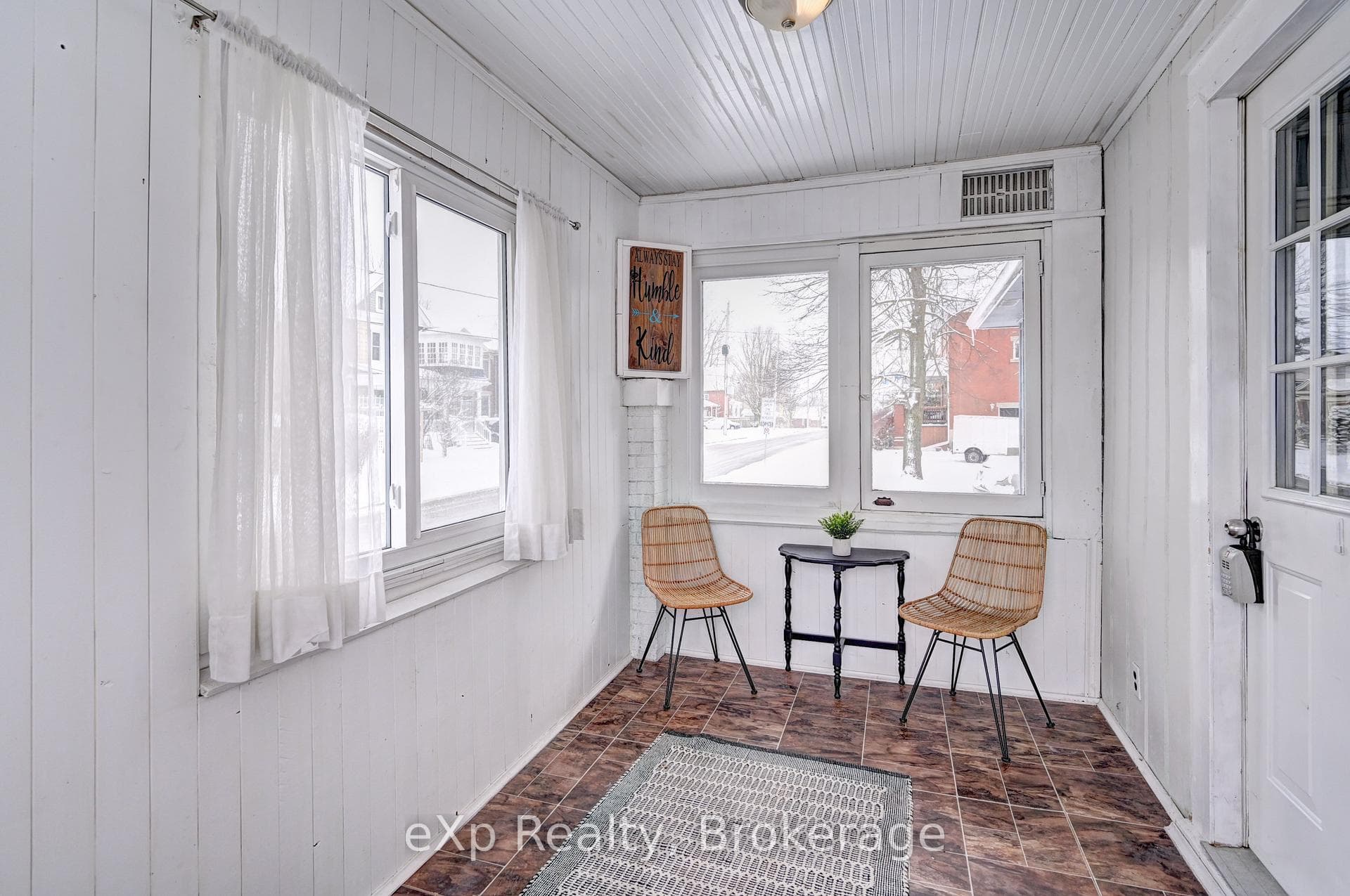 310 BARBER Avenue photo 3