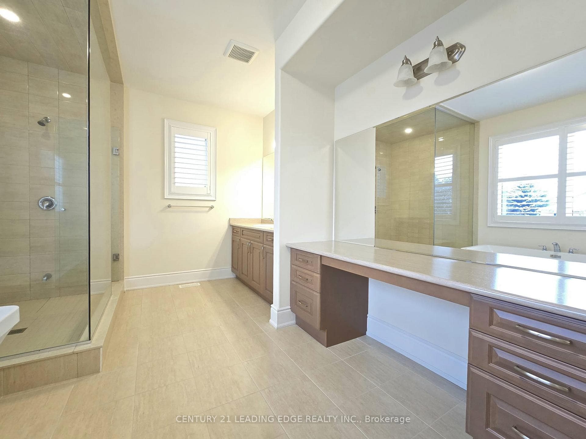 66 Degraaf Crescent photo 30