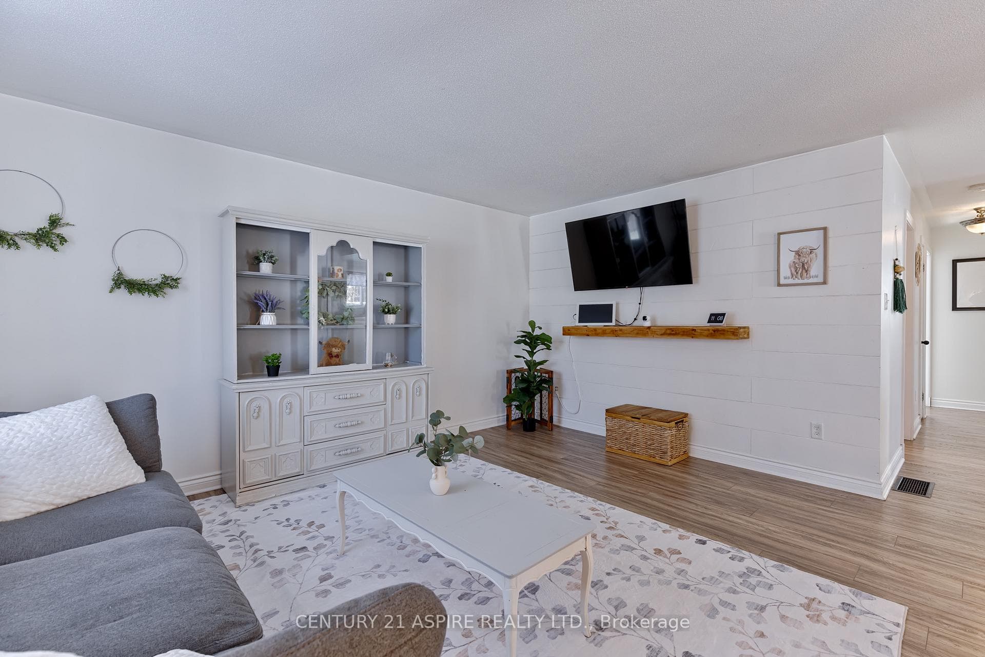 1256 Victoria Street photo 6