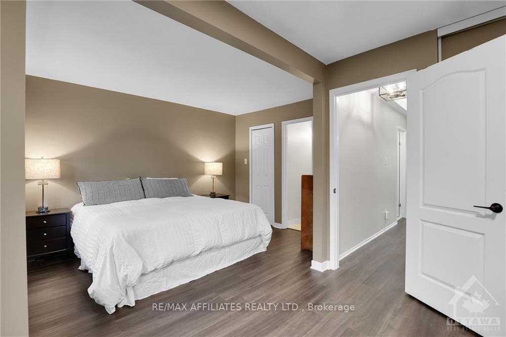 357 MONICA Crescent photo 17