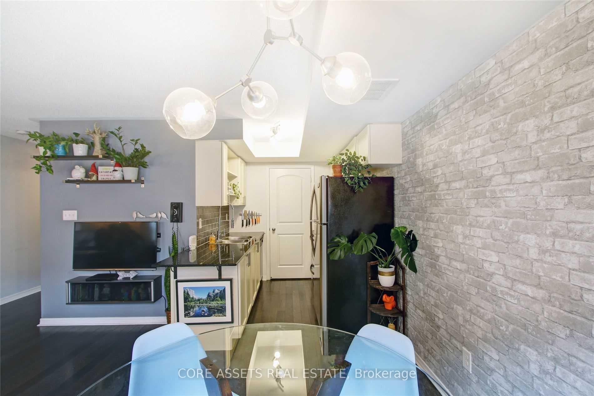 819 Dundas Street Unit 4 photo 10