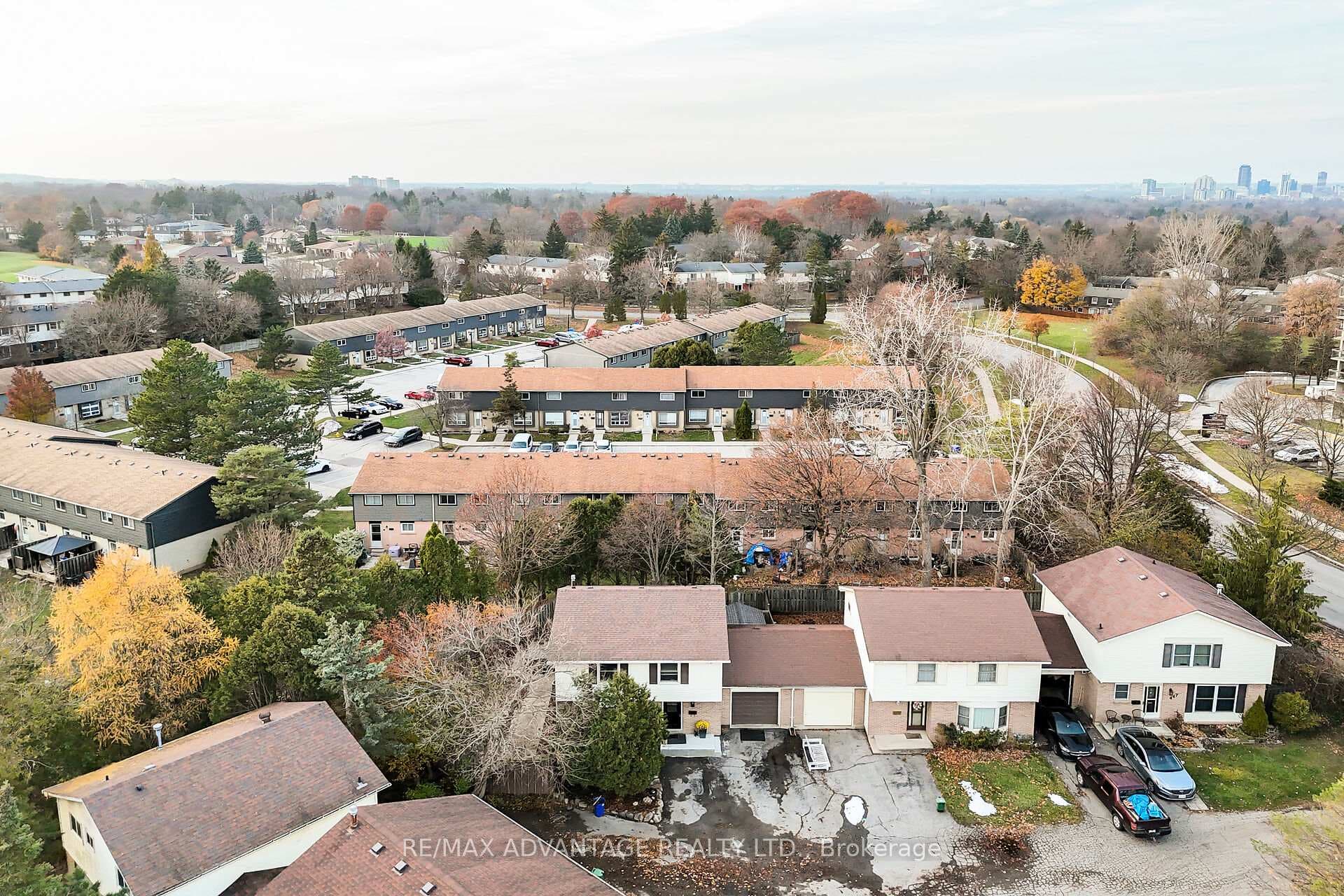 443 Sandringham Crescent photo 4