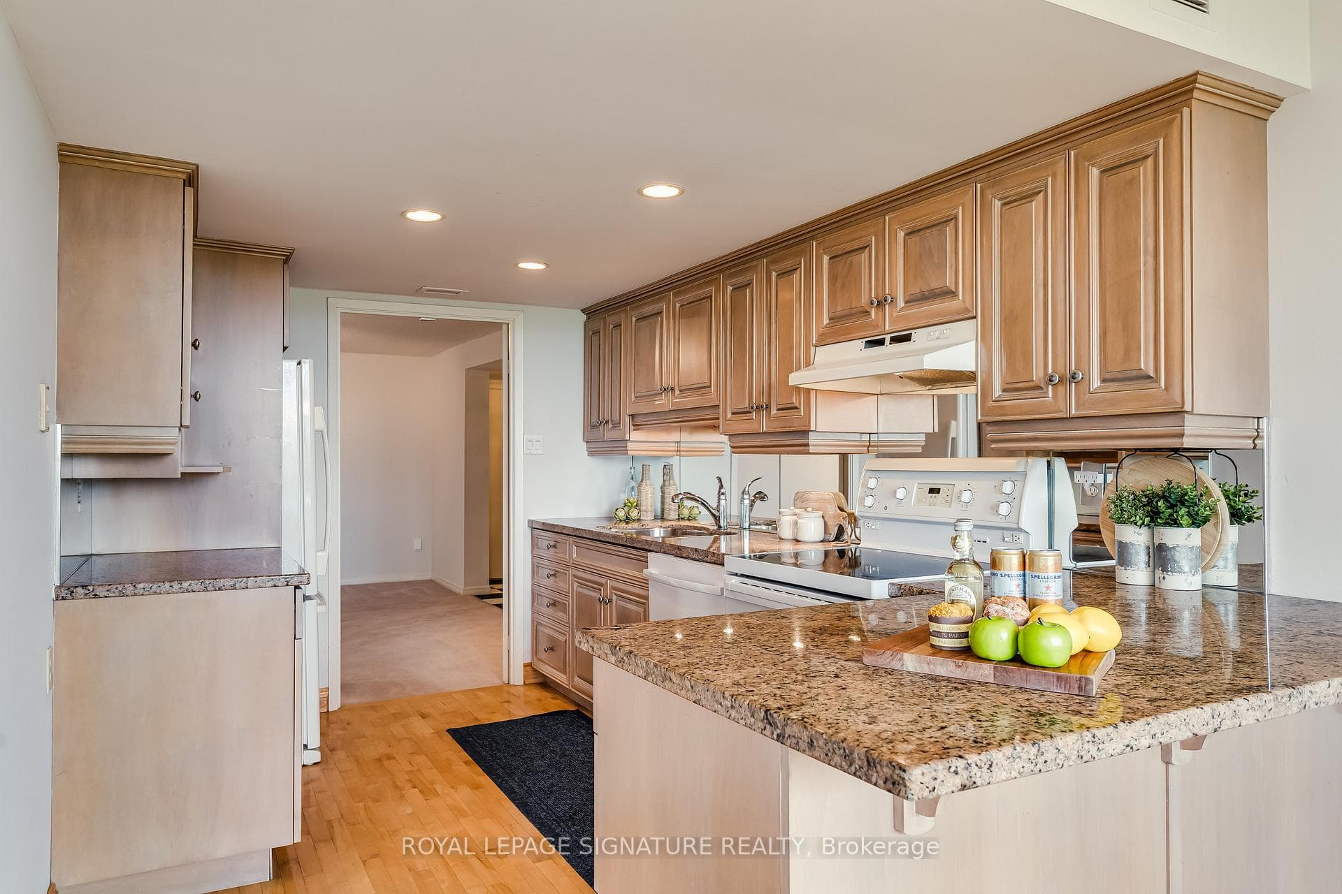 360 Bloor Street Unit 806 photo 17
