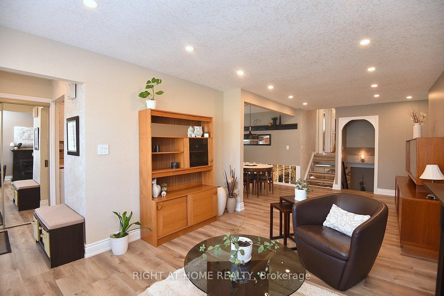 105 Bismark Drive photo 3