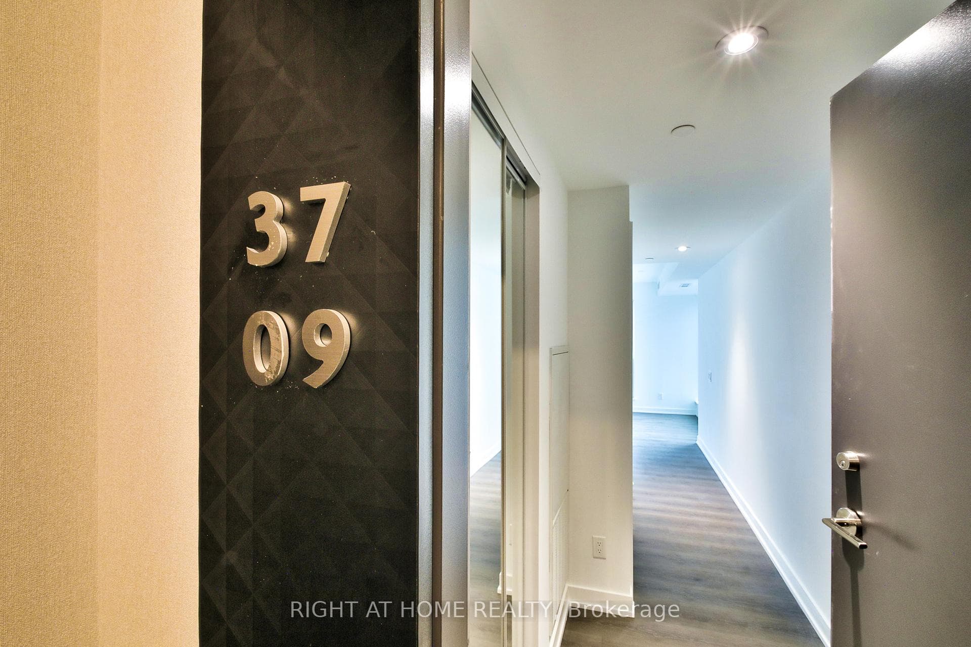 8 Wellesley Street Unit 3709 photo 4