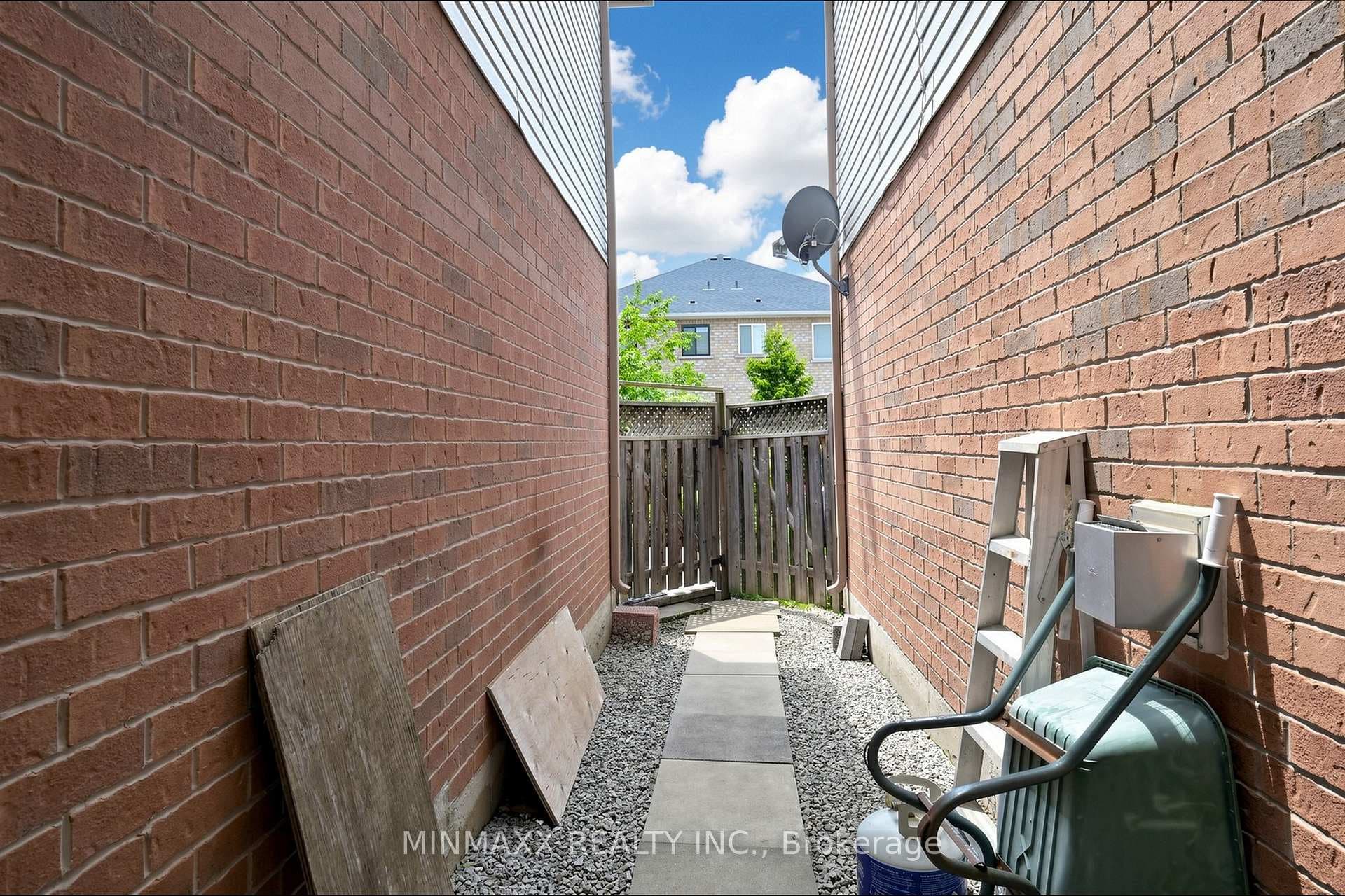 1164 CHAPMAN Crescent photo 50