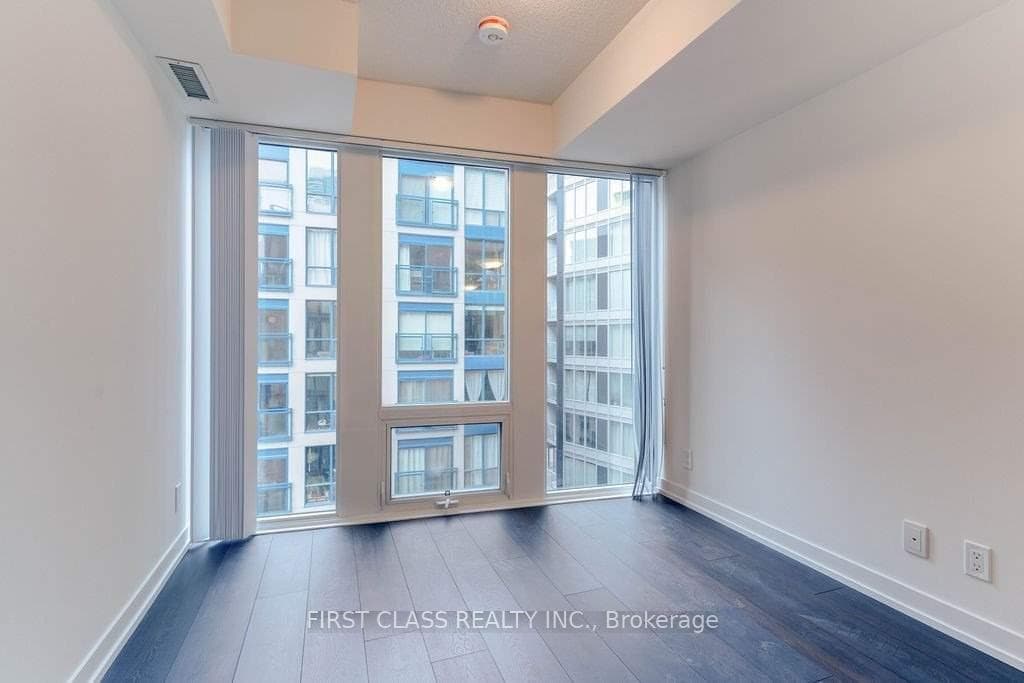 60 Shuter Street Unit 912 photo 4