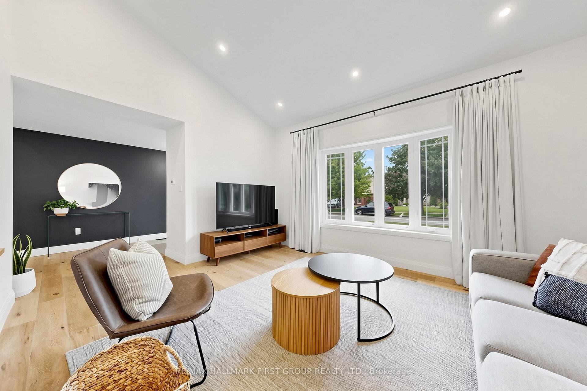 1746 Bronte Square photo 6