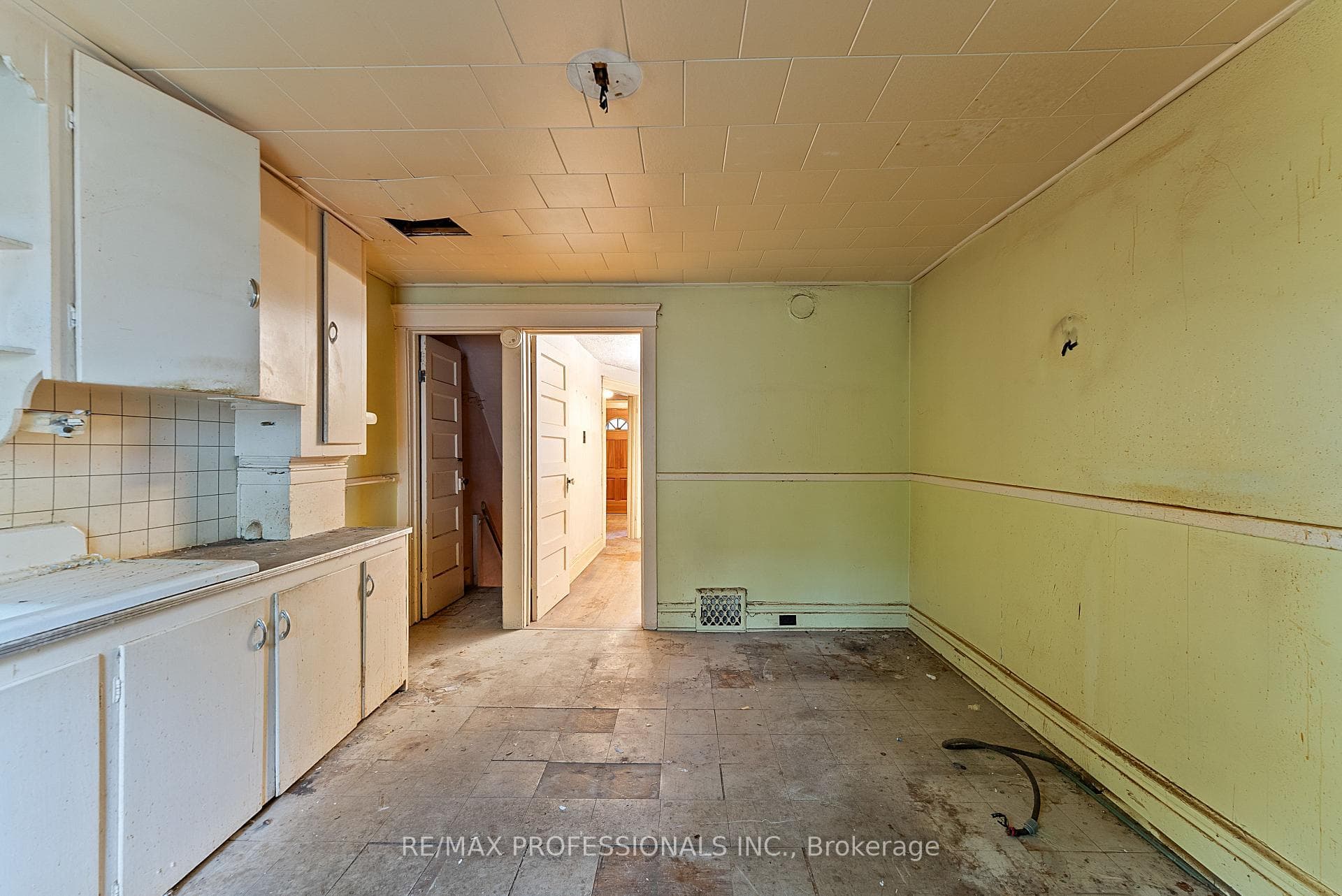 110 Bastedo Avenue photo 18