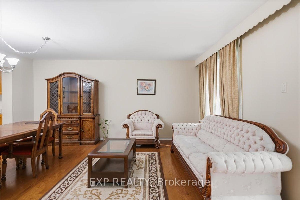 102 Red River Crescent photo 2
