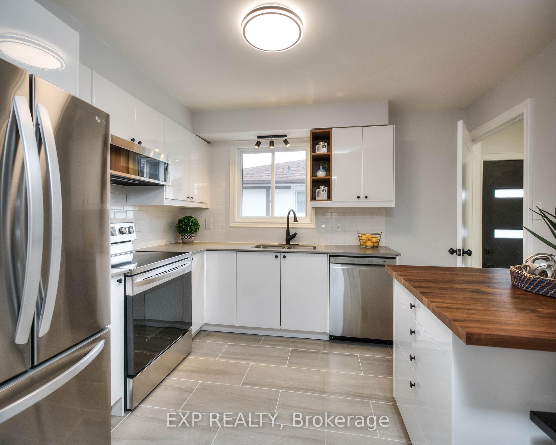 995 Langs Circle photo 6