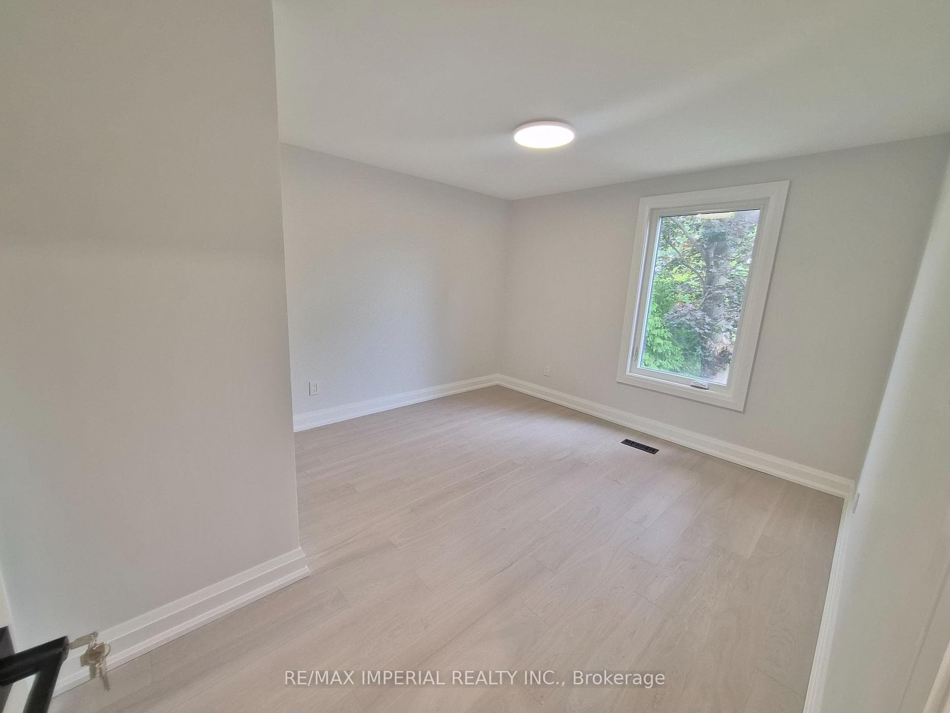 191 Avenue Road photo 29