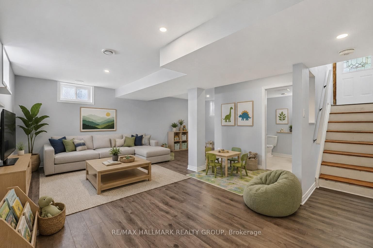 738 Stiles Crescent photo 34