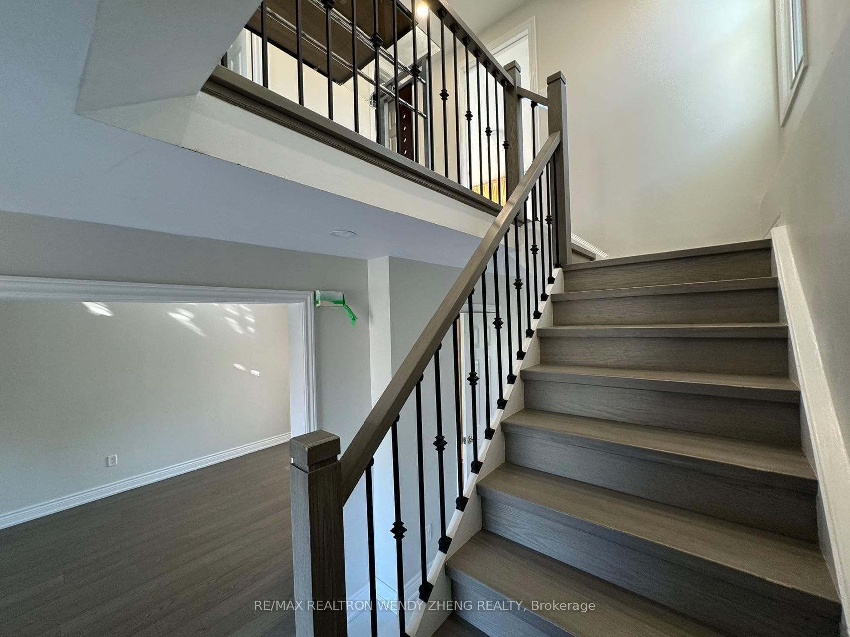 48 Barrington Crescent Unit Upper photo 11