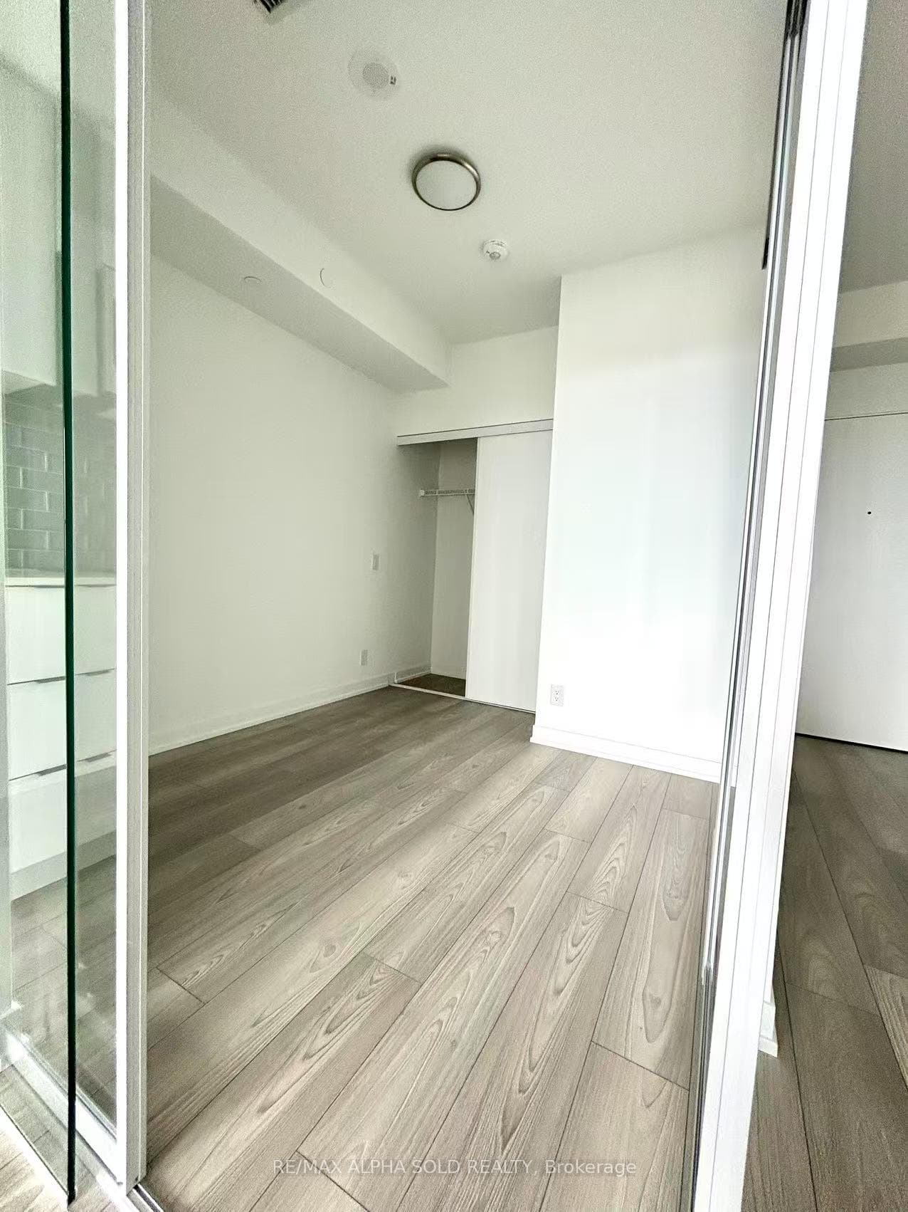 285 Dufferin Street Unit 912 photo 2