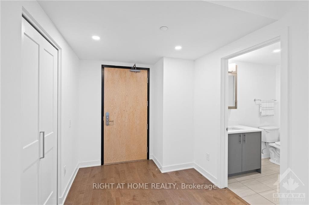 340 QUEEN Street Unit 811 photo 3