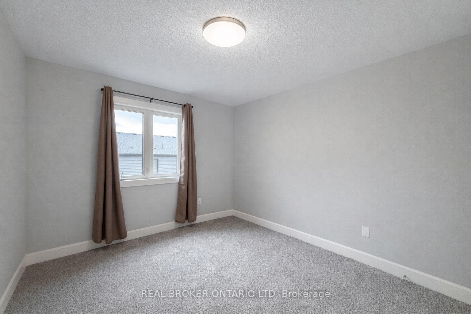 499 Sophia Crescent Unit 32 photo 9