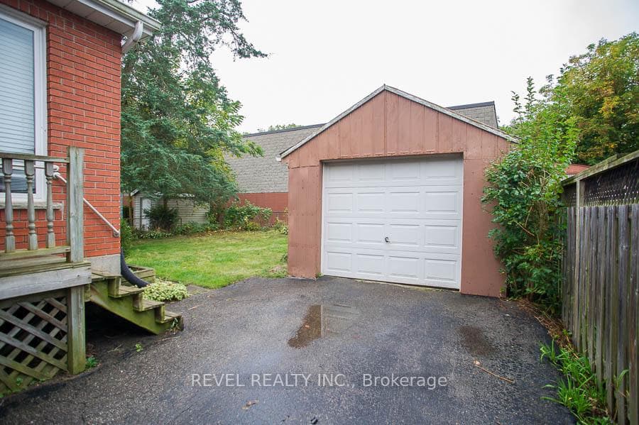 327 Erie Avenue photo 28