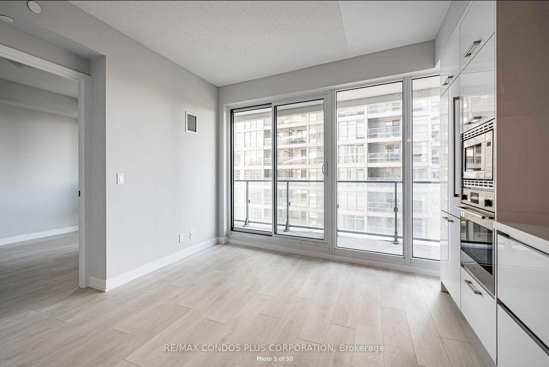 2221 Yonge Street Unit 2006 photo 4