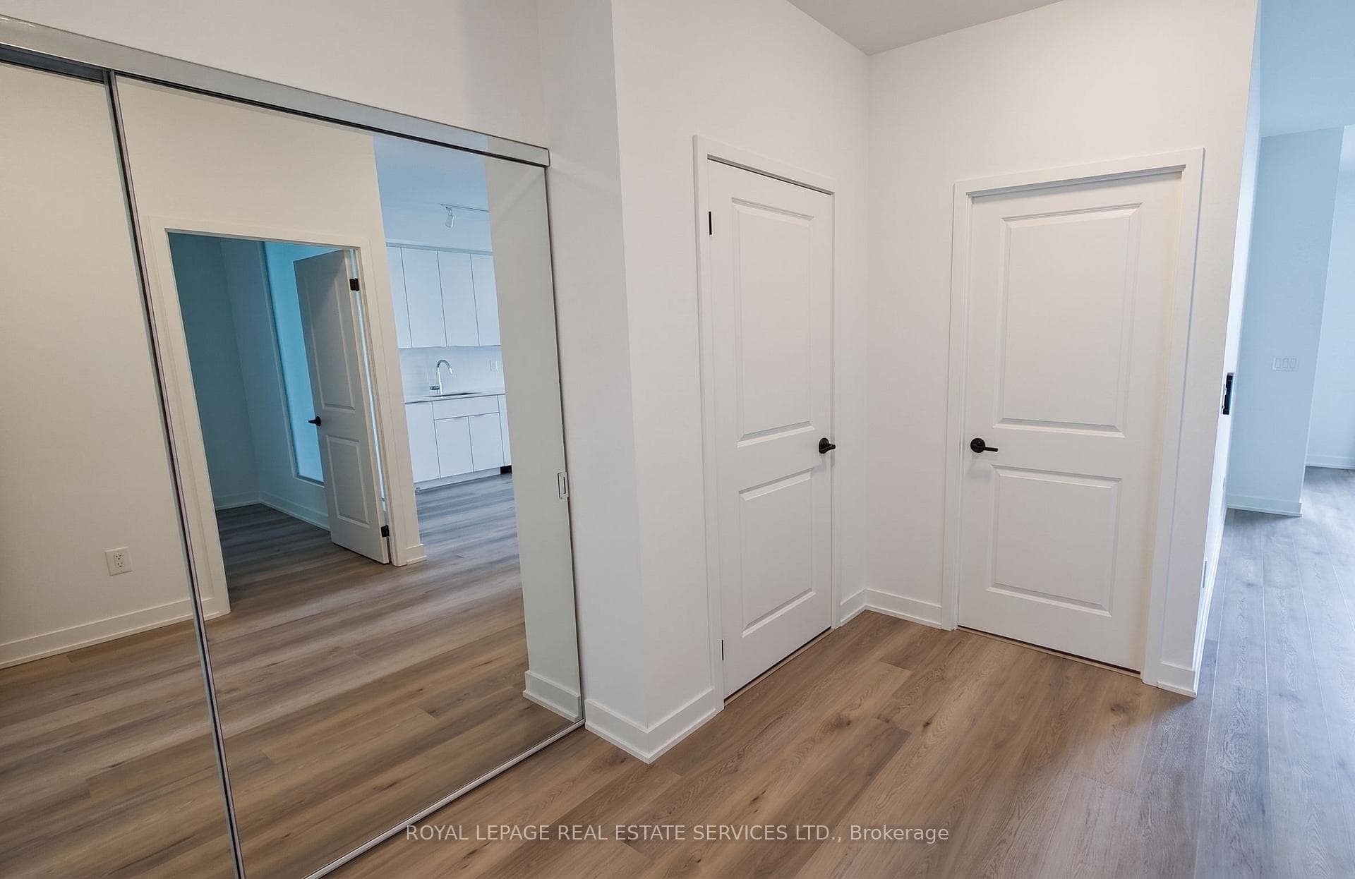 2075 Lakeshore Road Unit 411 photo 4