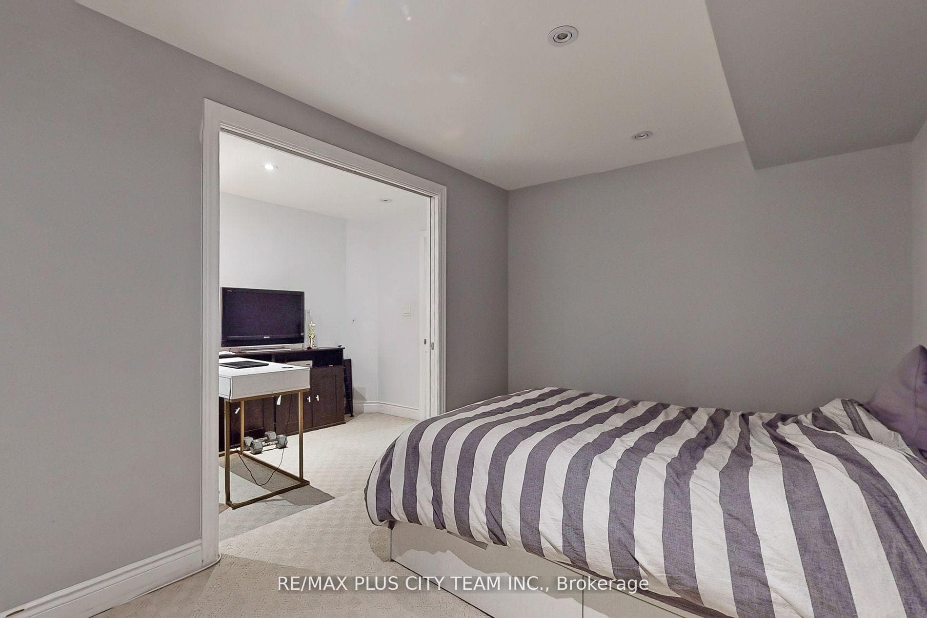 112 Sarah Ashbridge Avenue photo 33
