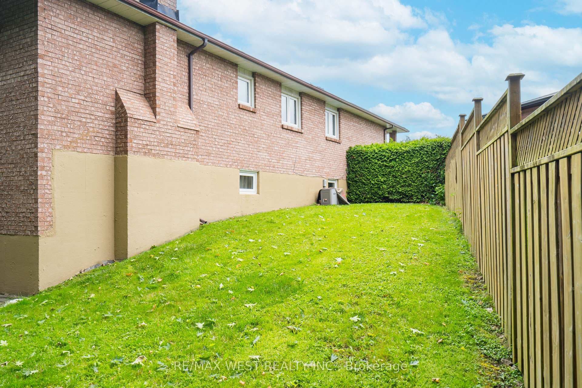 8 Marker Court photo 31