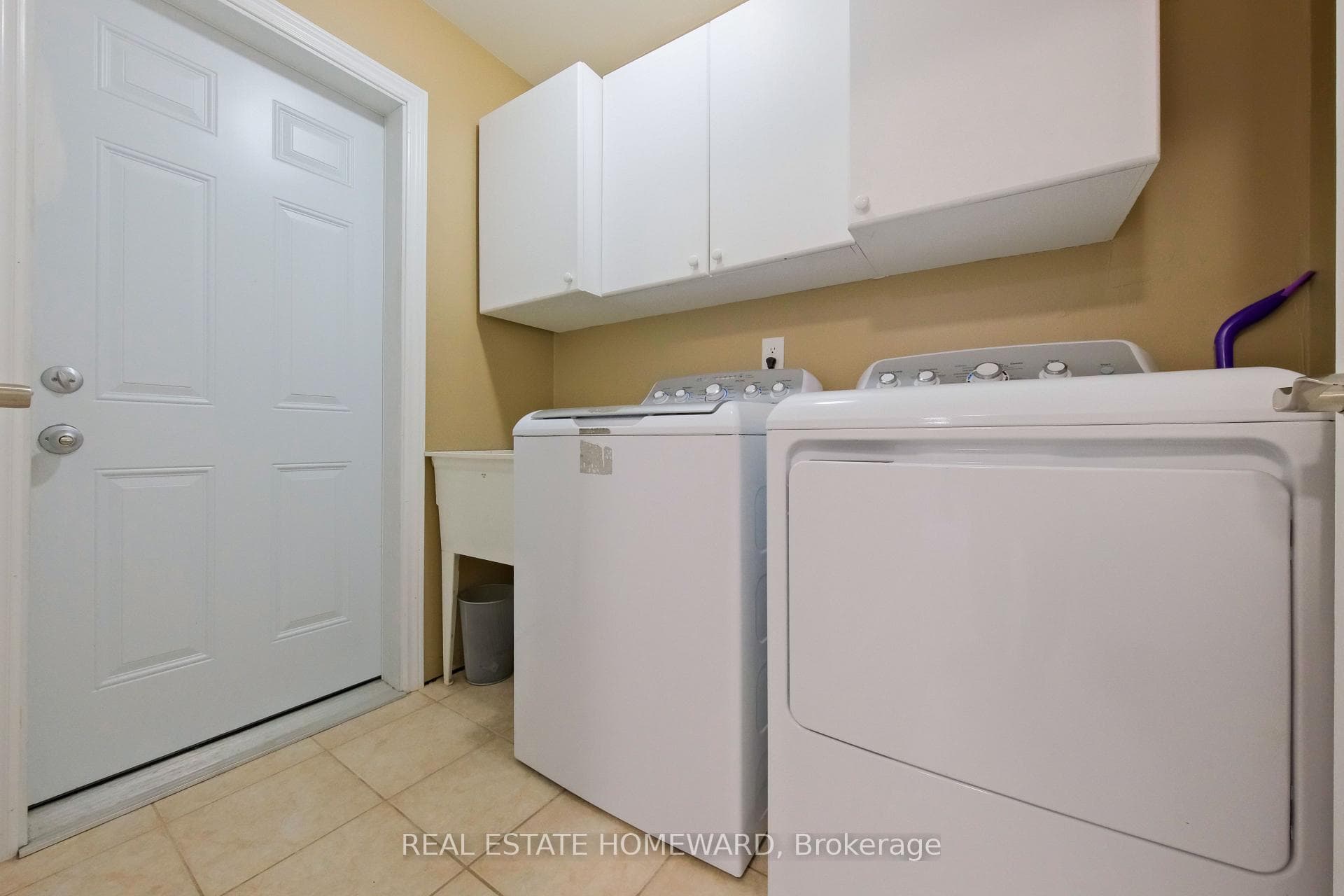 1283 Vincent Crescent photo 31