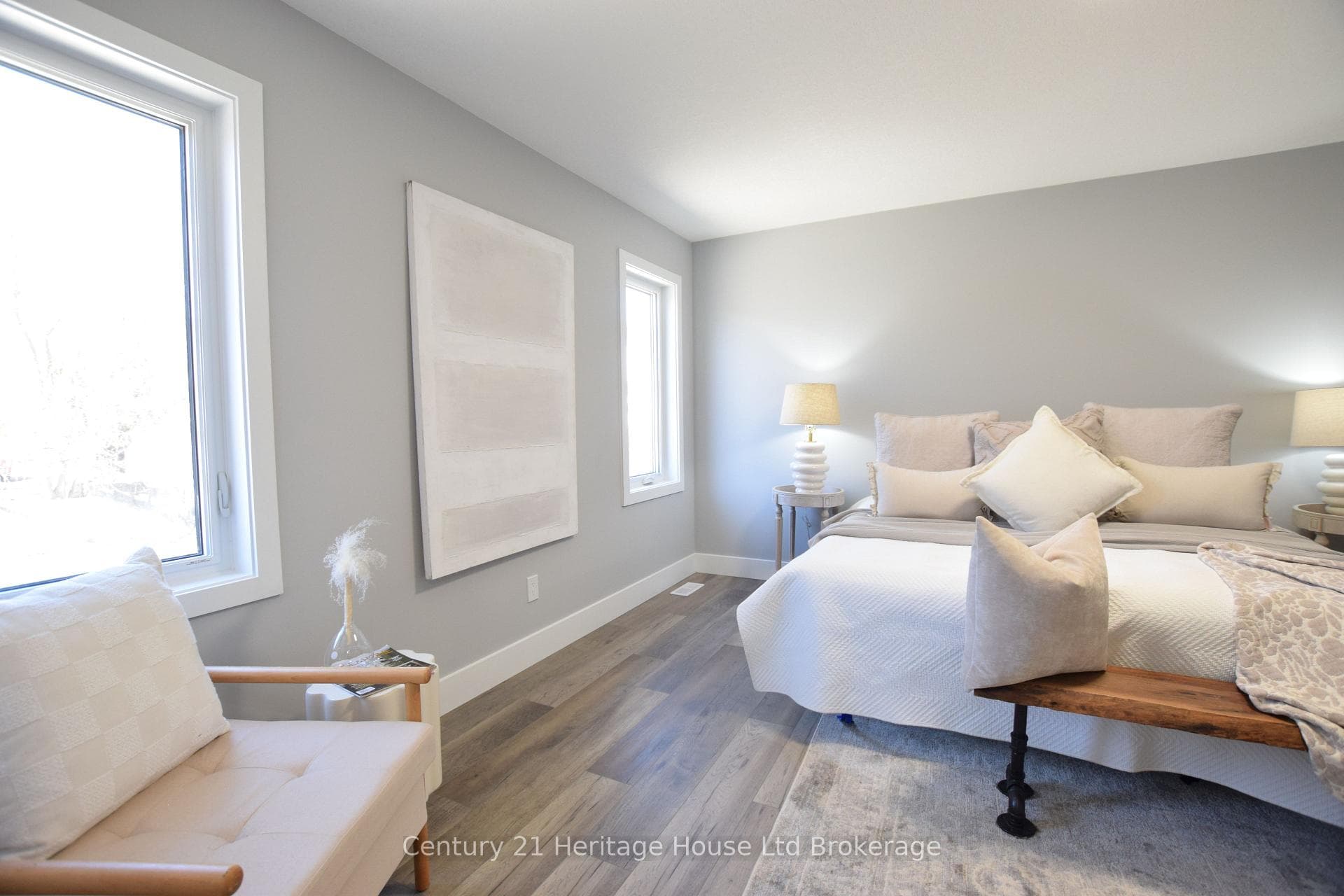 305 SIMCOE Street photo 23