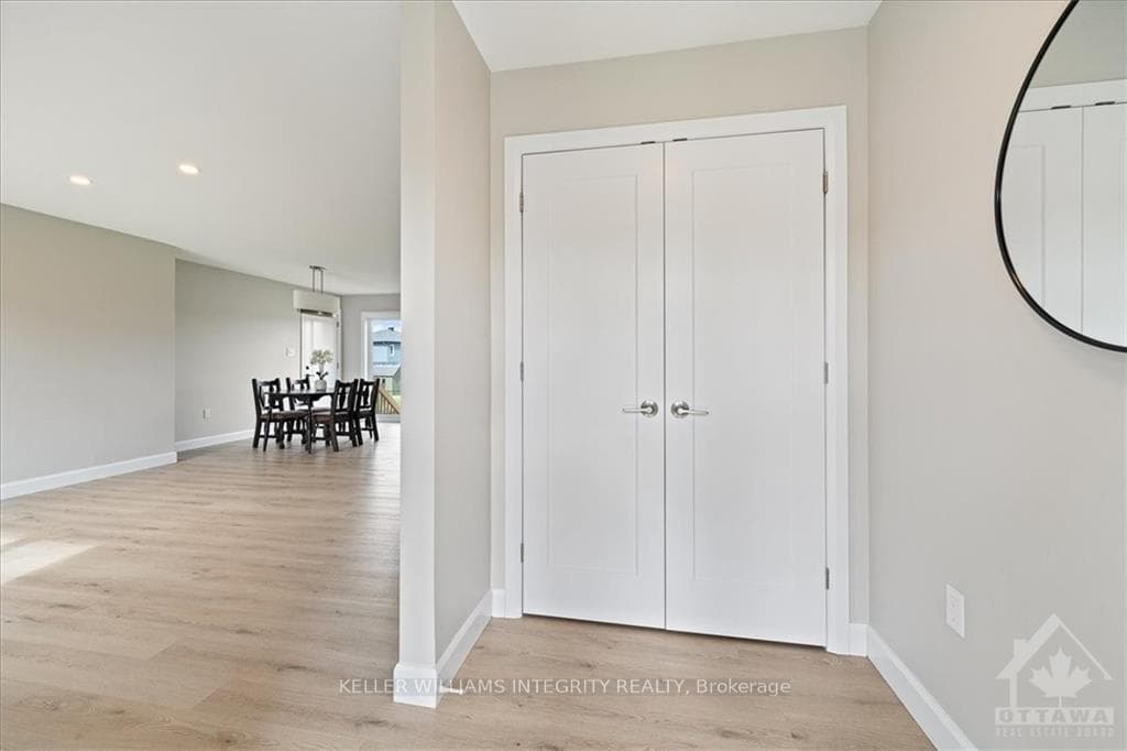241 ROXANNE Street photo 3