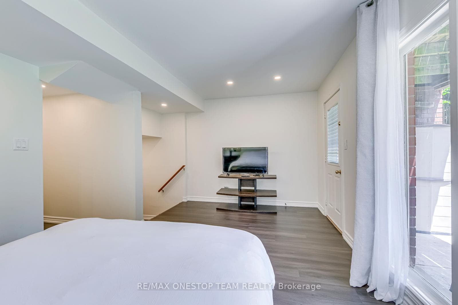 1068 Queens Avenue photo 28