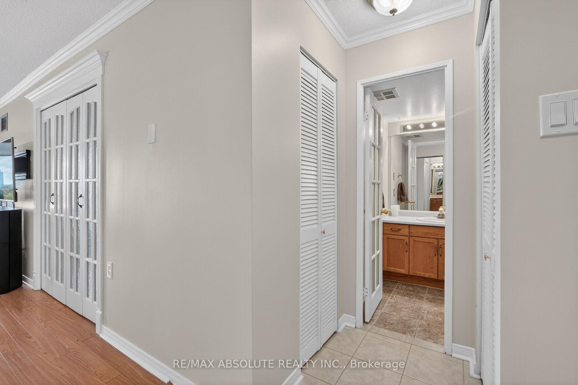 545 St Laurent Boulevard Unit 806 photo 28
